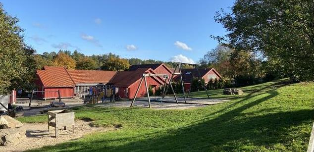 Frøysland barnehage med uteplassen til barnehagen i forgrunnen. - Klikk for stort bilde